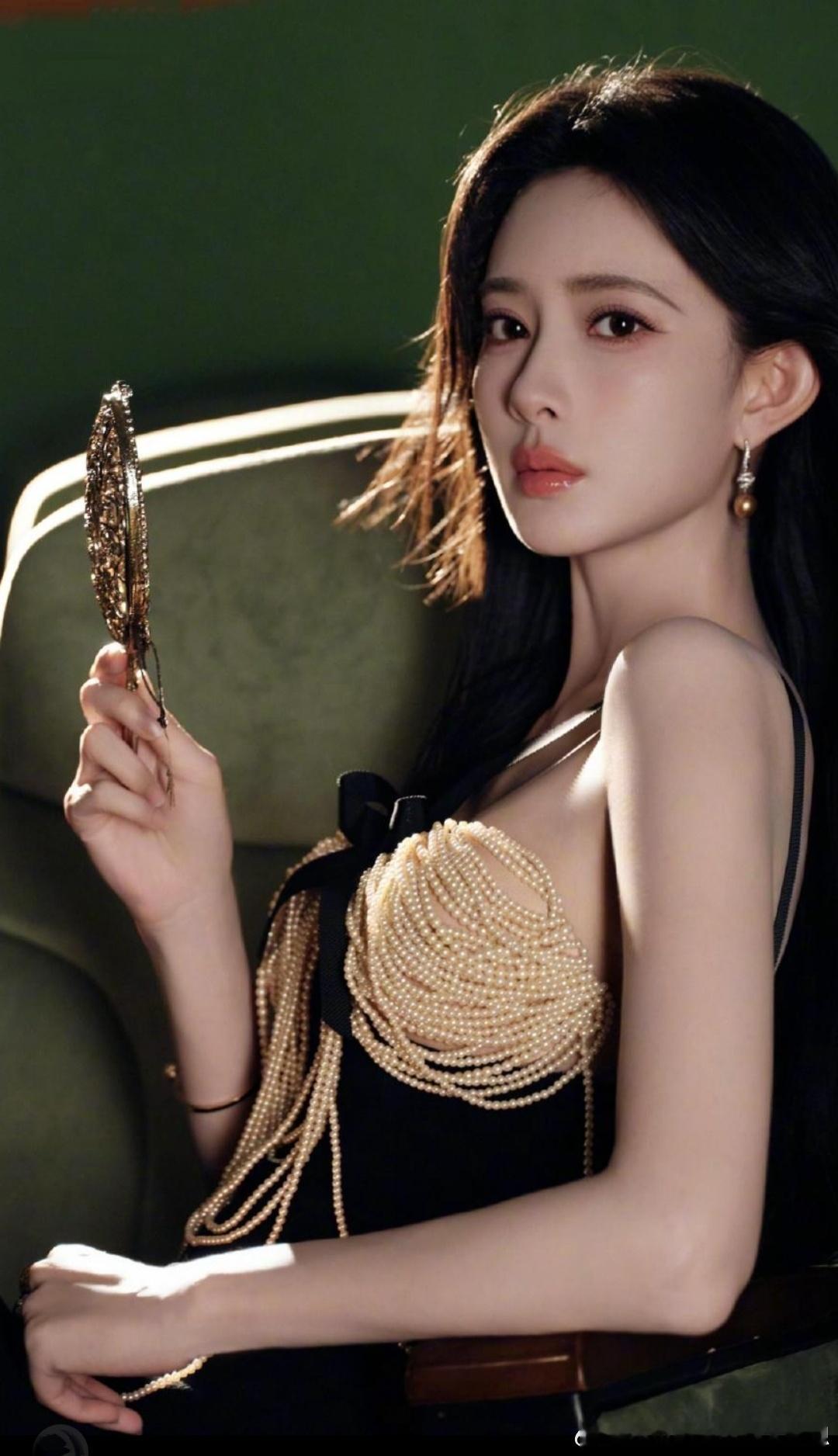 孟子义黑金吊带好美也太美了吧就这样满分状态直接进组现代戏吧， 