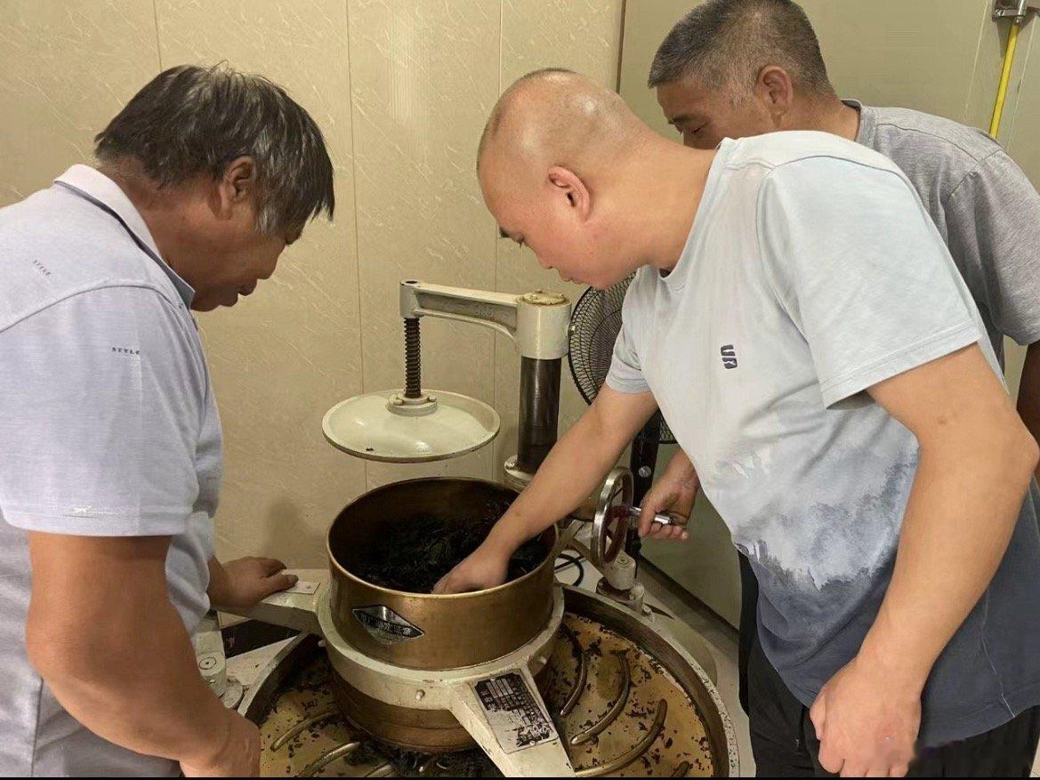 台州银发专家走进田间地头助力春耕南屏乡银发志愿服务队深入田间，手把手指导农户科学