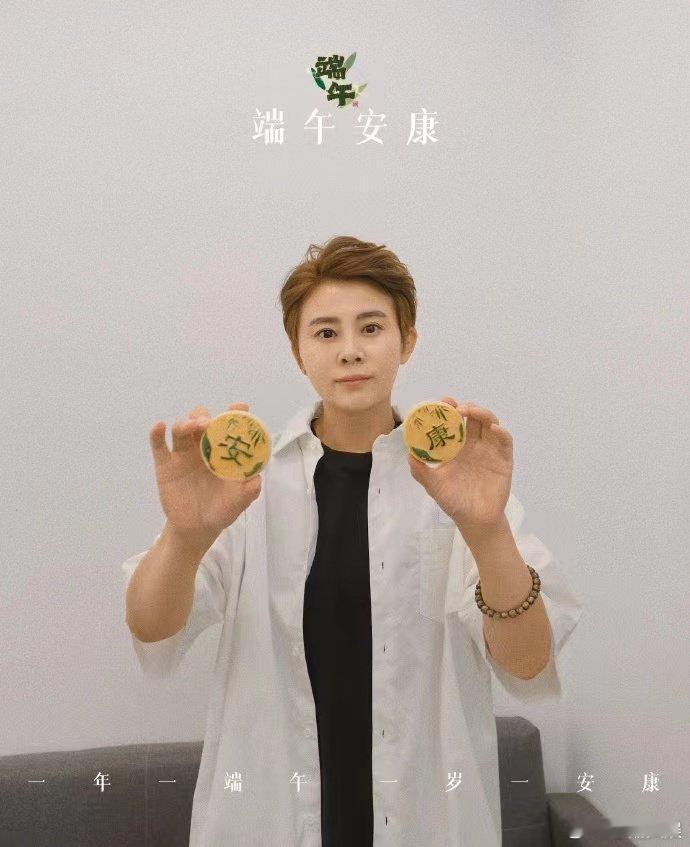 #上场吧啦啦队官宣眼花撩乱#真的是展现了少女们青春靓丽的一面，这样的笑容也是非常