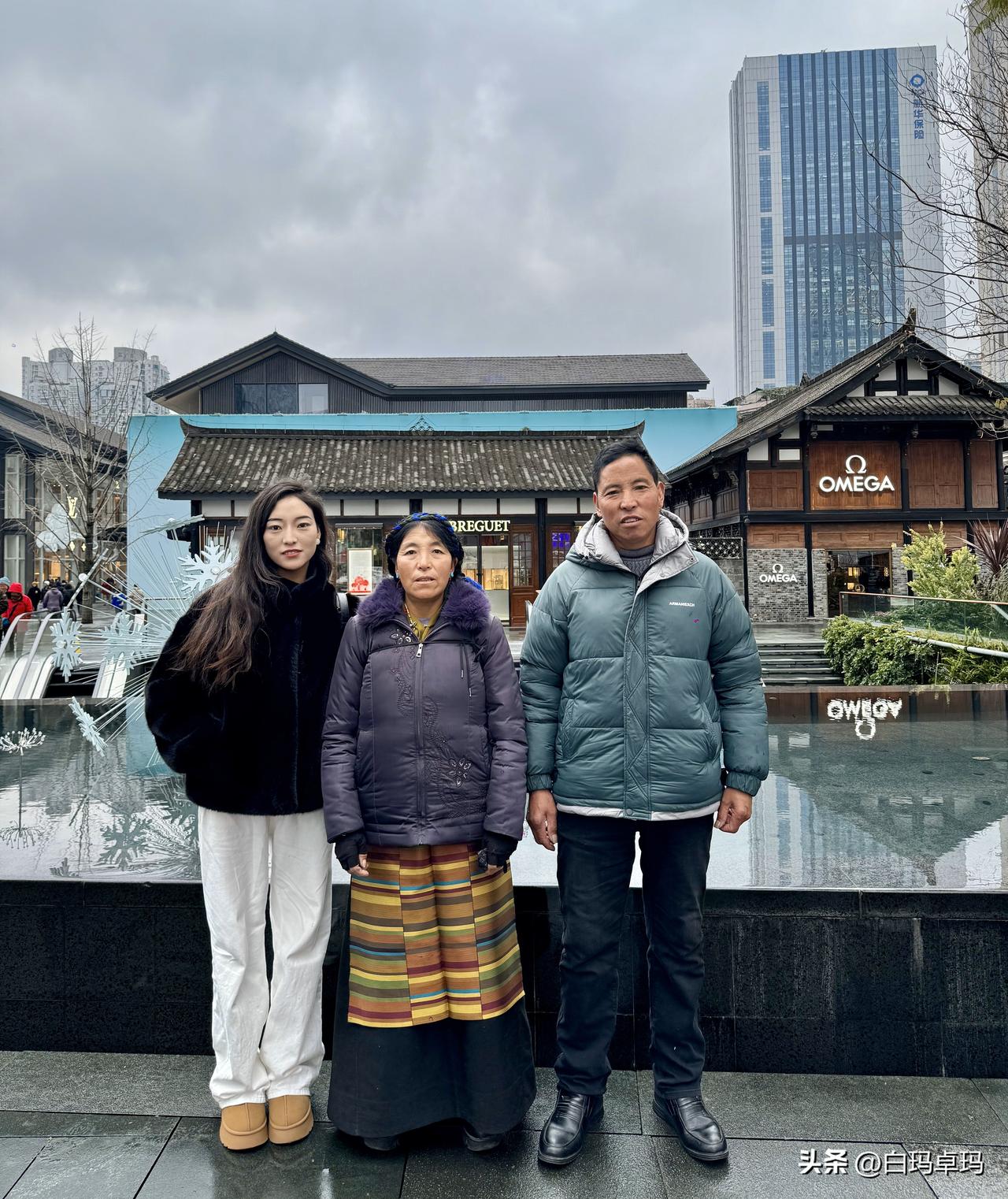 藏族姑娘大学毕业，努力赚钱，终于可以带父母走出西藏，见见大城市的世面。他们年过半