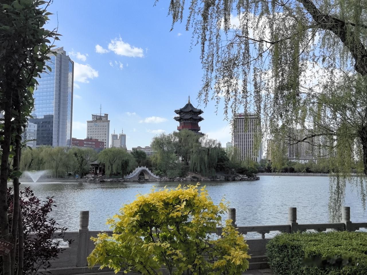 都别劝我，
千万别劝我，
劝我也不顶用。
我是宁可上班时间请假出去旅游，
也不会
