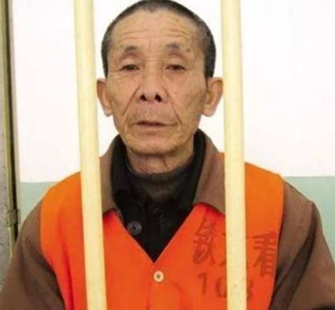 进监狱养老？2008年，一位年近七旬的老者持刀来到北京火车站实施抢劫，当警察前来