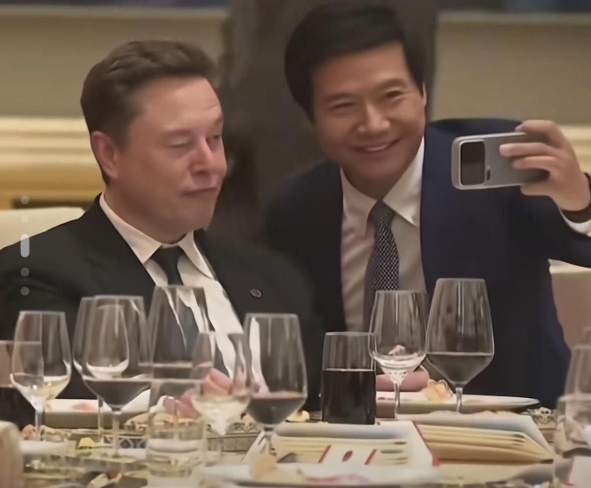 大家看到雷军去找马斯克合影，都说他太卑微了。

满脸笑意，还弯着腰，仿佛我们普通