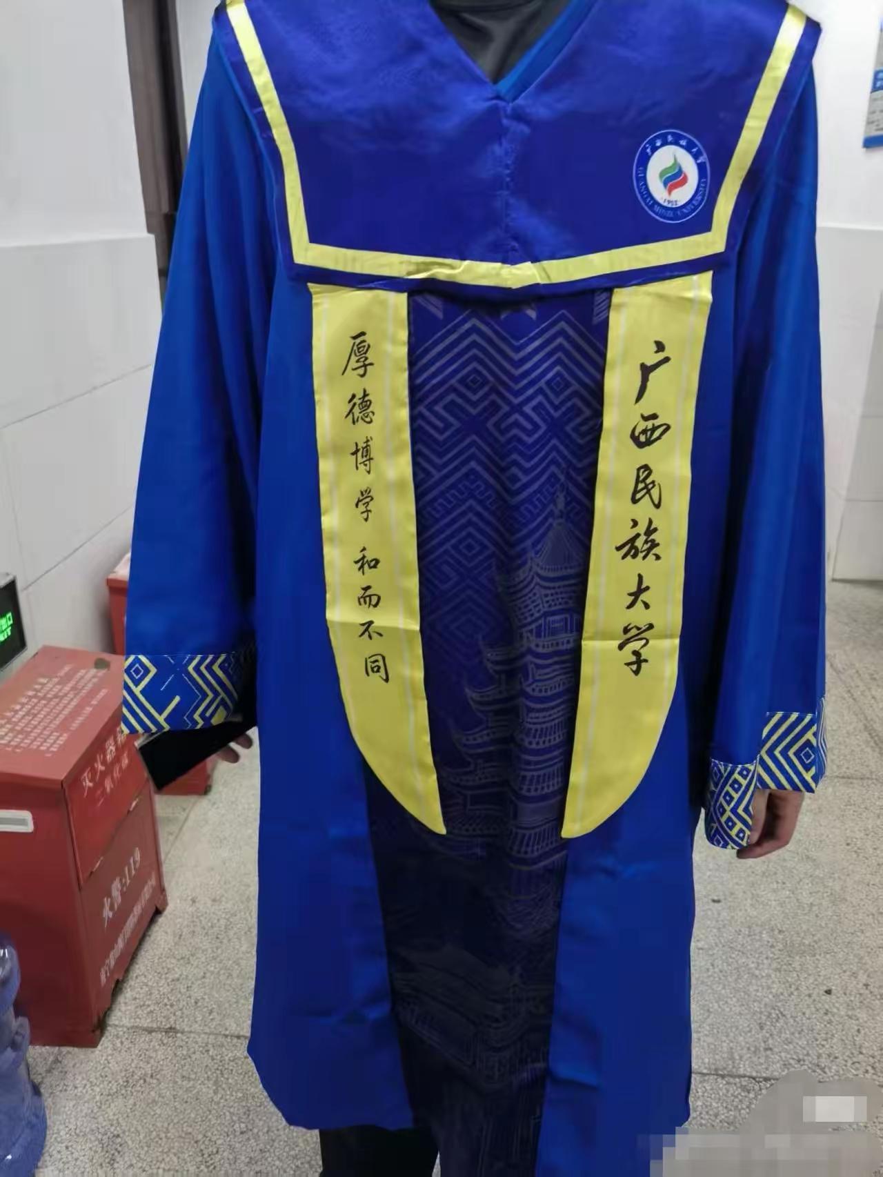 这所大学不知道谁设计的学位服，总感觉怪怪的，看网友评论区，更让人哭笑不得[捂脸]