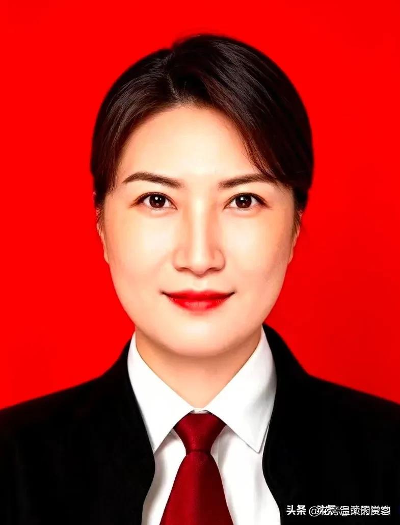 李福霞，1981年生于辽宁大连，18岁时考上大学本科，在沈阳炮兵学院读法律专业，