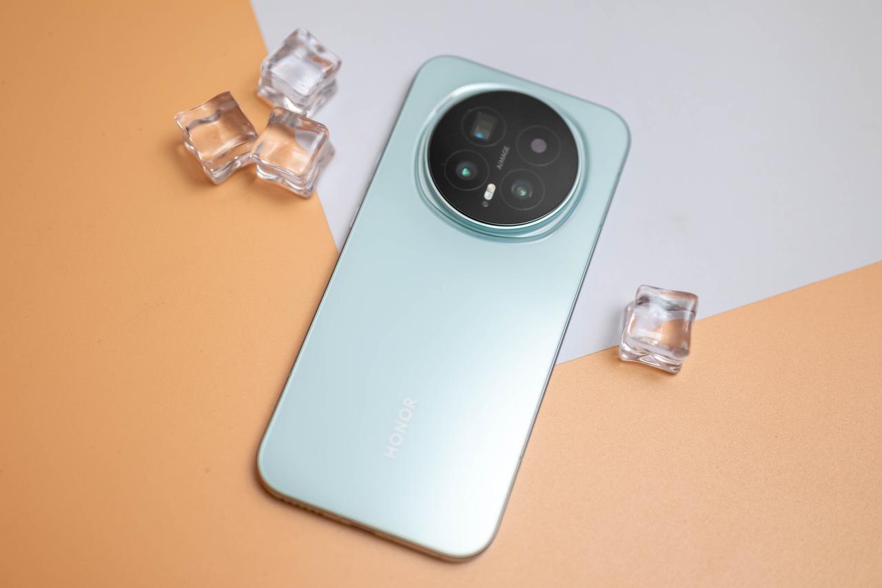 真是追悔莫及[捂脸]还是忍不住入手了荣耀Magic8，到手这质感十分的后悔，后悔