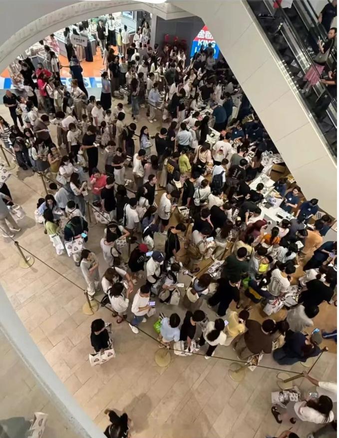 深圳布吉万象汇金粒门开业，门口排队的人流，这家店我之前也不知道，好像是长沙开过来