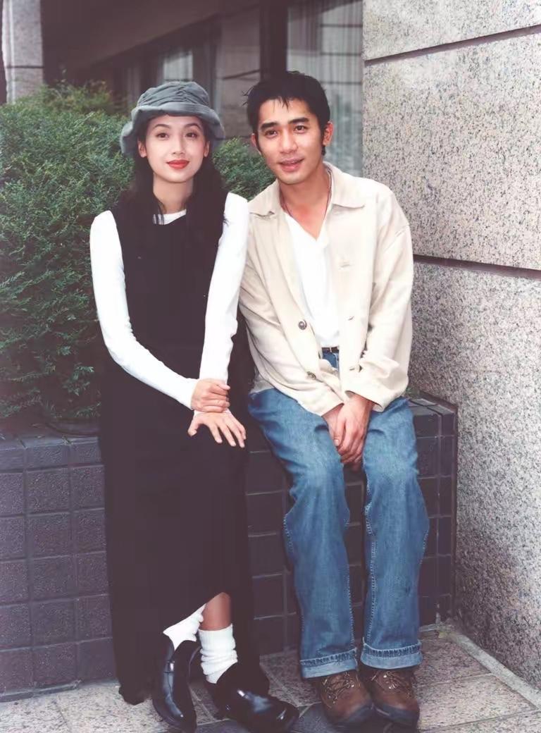 年轻时候的梁朝伟真的好帅，旁边女士是谁？