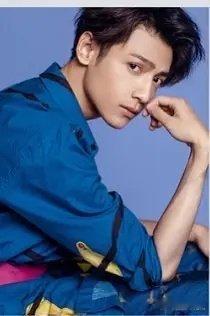 罗云熙早期的时候也不错，感觉比现在要有肉有点，看起来就要比现在青涩很多 ​​​