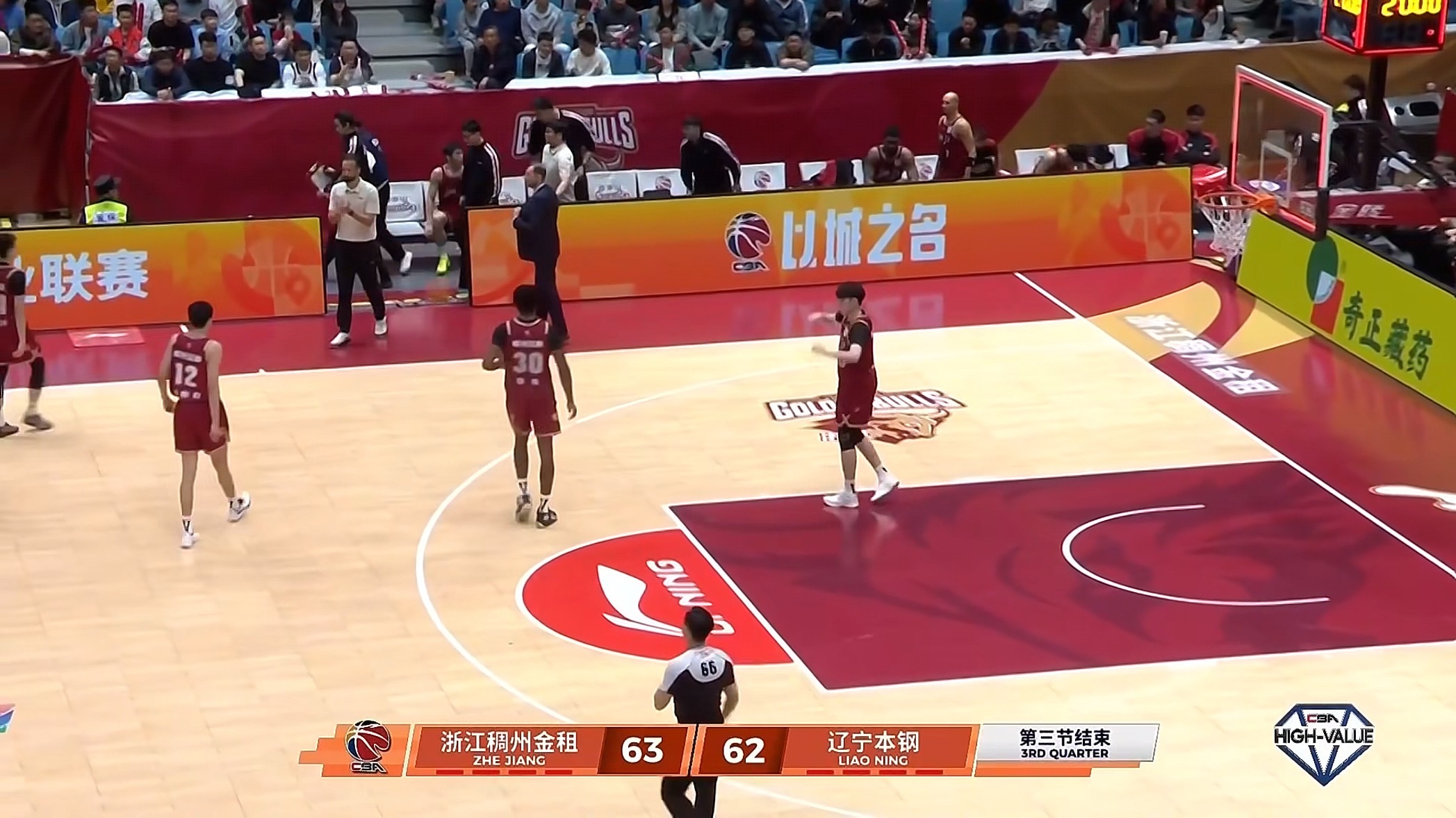 辽宁队客场对浙江稠州三节比赛结束辽宁队暂时落后1分辽宁男篮