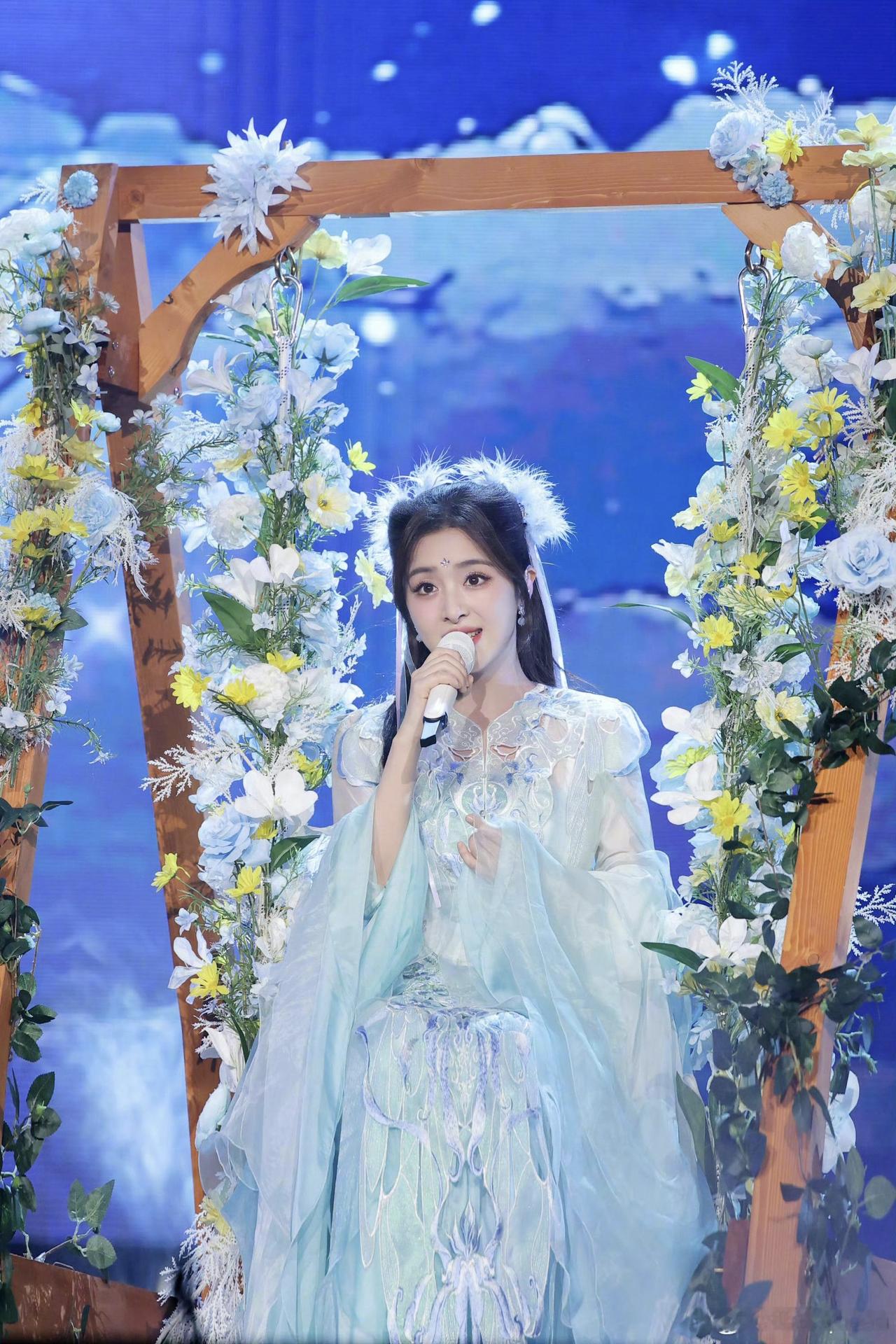 努力是生活的底色，只有不断努力，才能让生活焕发出迷人的色彩。