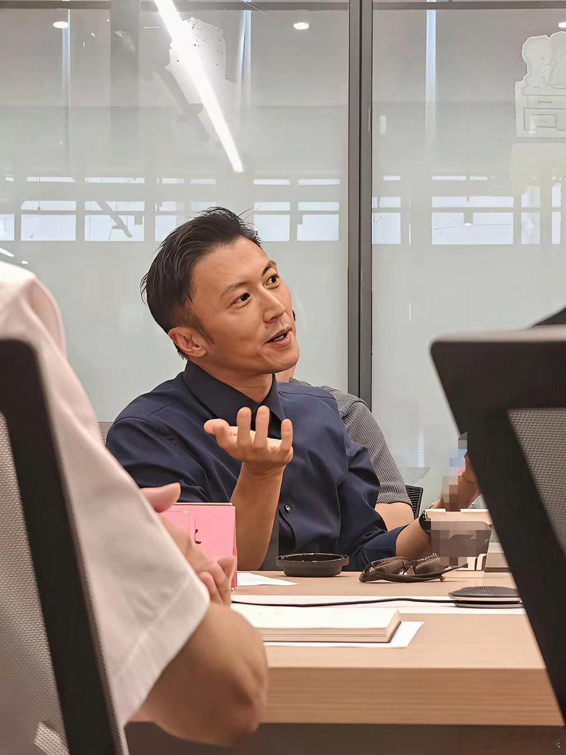 去掉美颜滤镜之后的谢霆锋，少了镜头里的精致感，整个人多了几分烟火气，看着格外接地