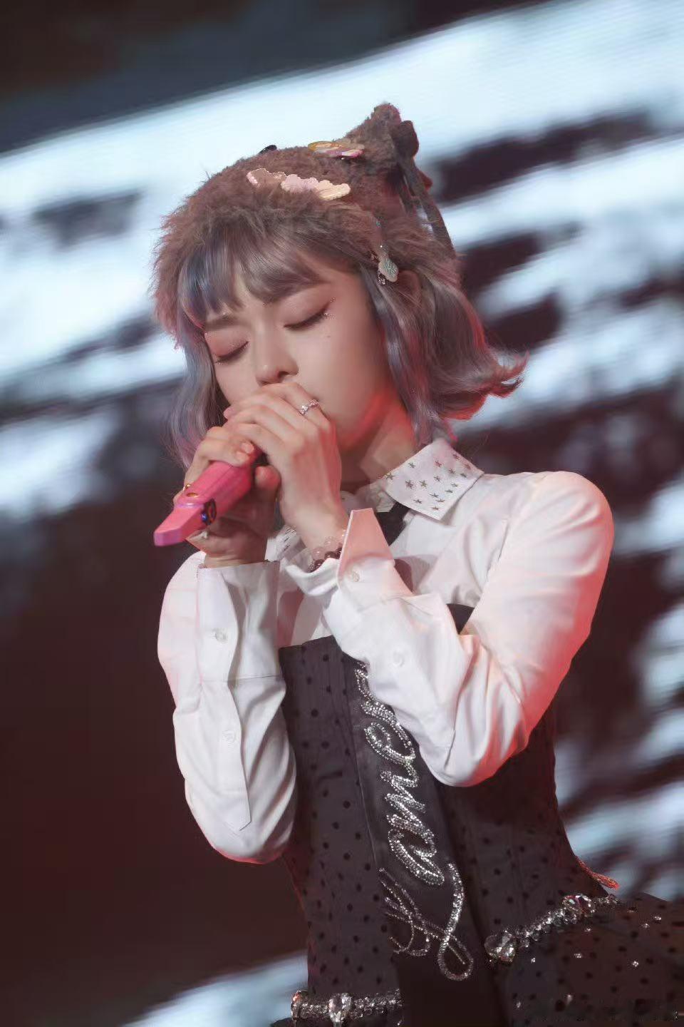 黄霄雲直播被粉丝撩成翘嘴了黄霄雲深圳收官站 唱完整场演唱会明明已经很累，还是坚持