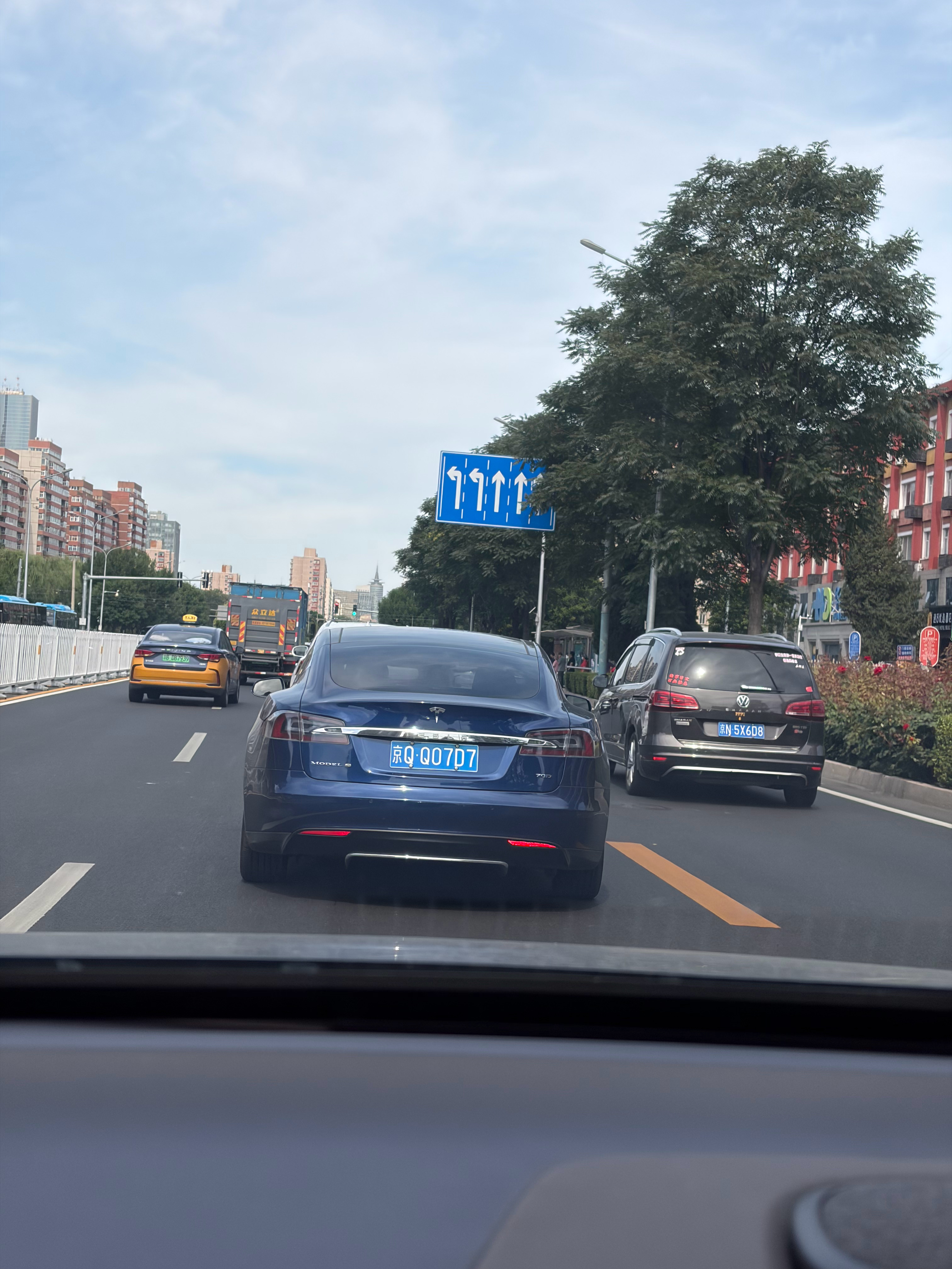 蓝牌，也就是超过10年车龄的Model S 70D当年能买这个的也都是绝对精英了