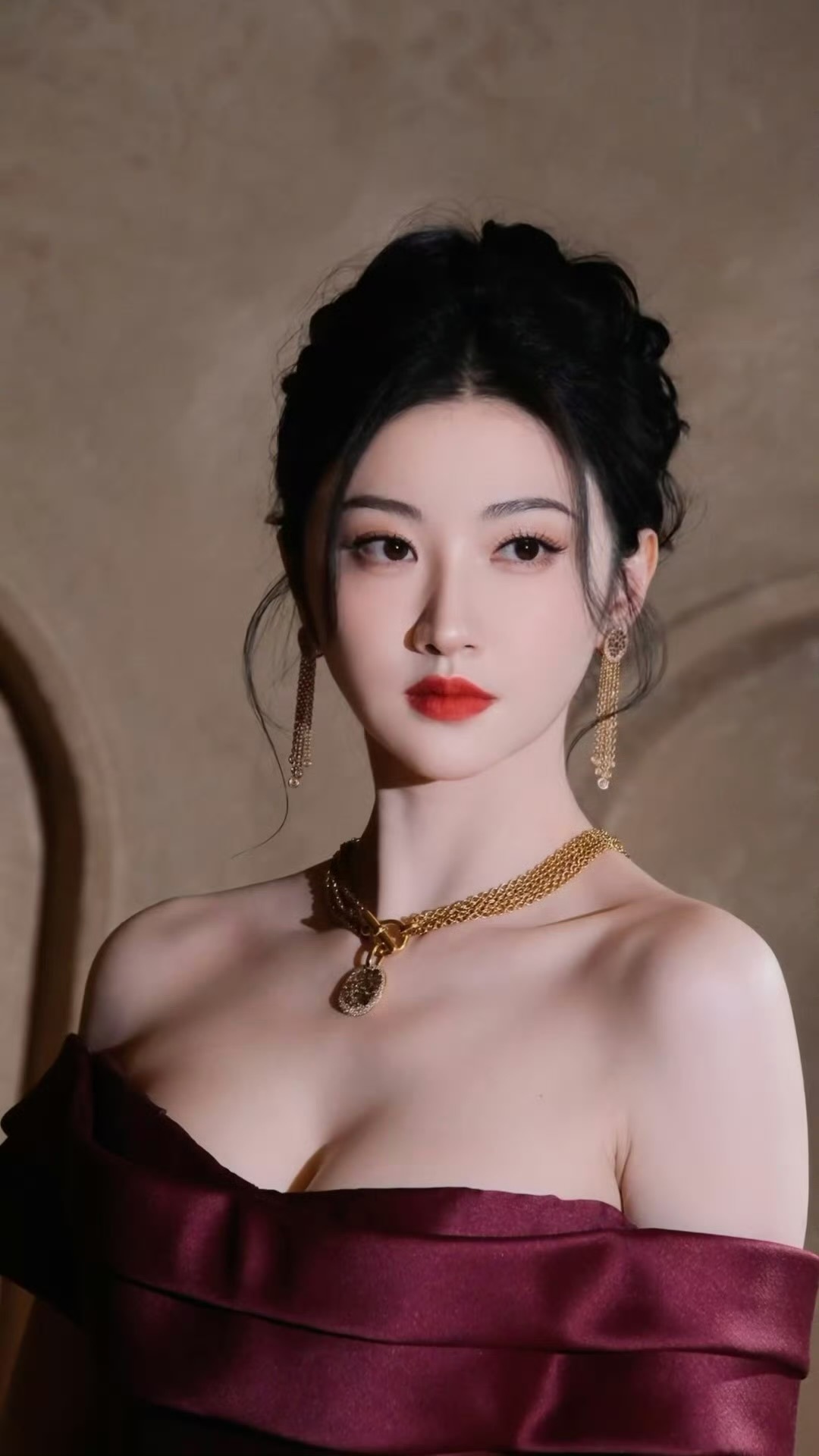 景甜 古堡玫瑰女王 景甜这波红毯杀疯了！烈焰红裙配公主头，手捧玫瑰站在光影里，古