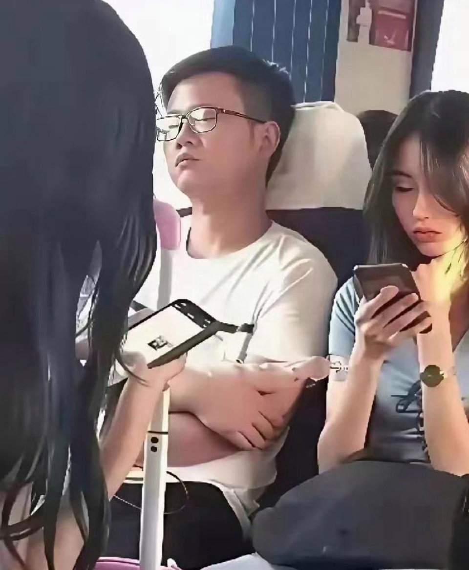 这兄弟心真大啊，这都能睡得着? 