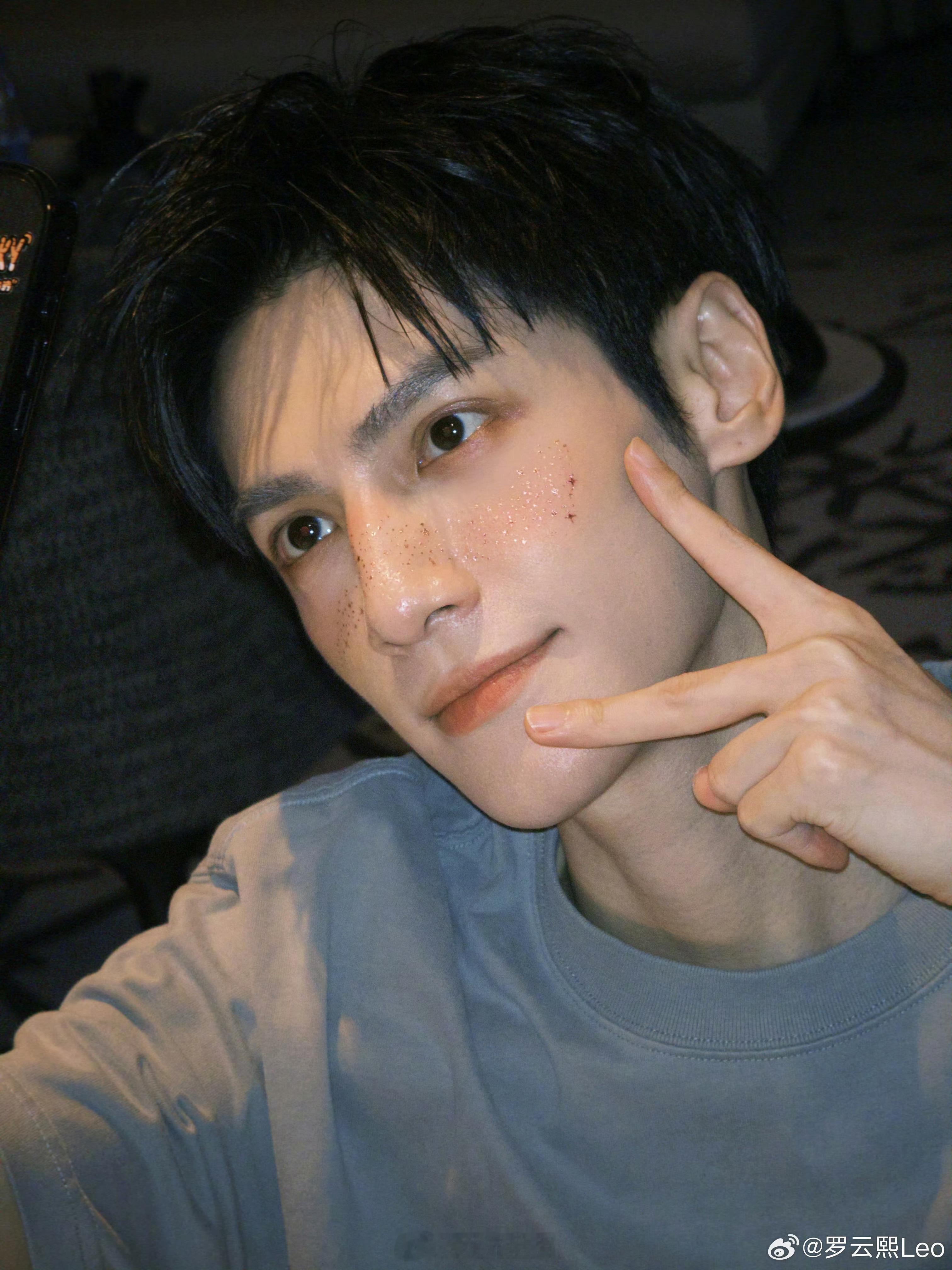 罗云熙发隔夜帅照啦，状态超能打。[送花花] ​​​
