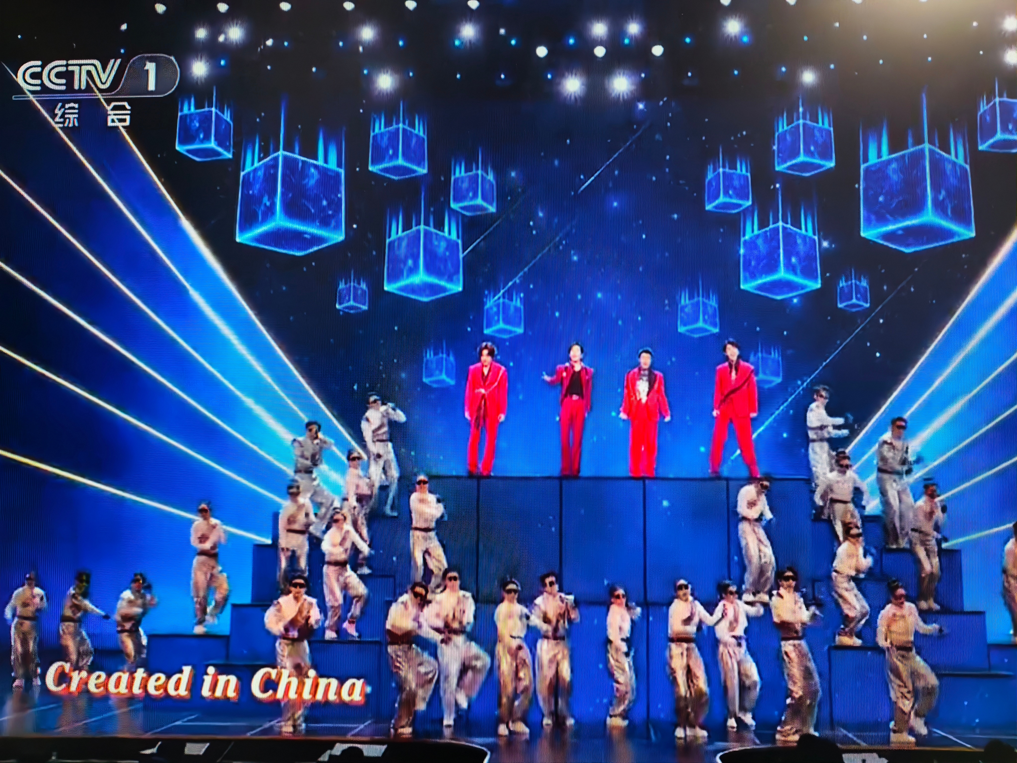 机器人全面入侵春晚这是实话《智造未来》这首歌的歌词就是如此哈哈哈哈哈哈，与时俱进