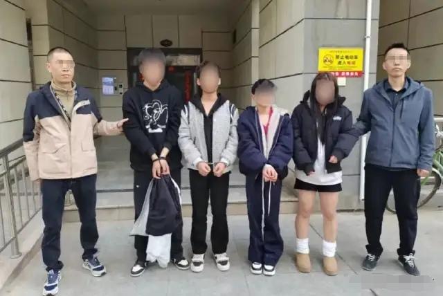 甘肃兰州，一男子凌晨出门，半路遇一陌生女子路边哭泣。男子心软上前安慰，女子卖惨称