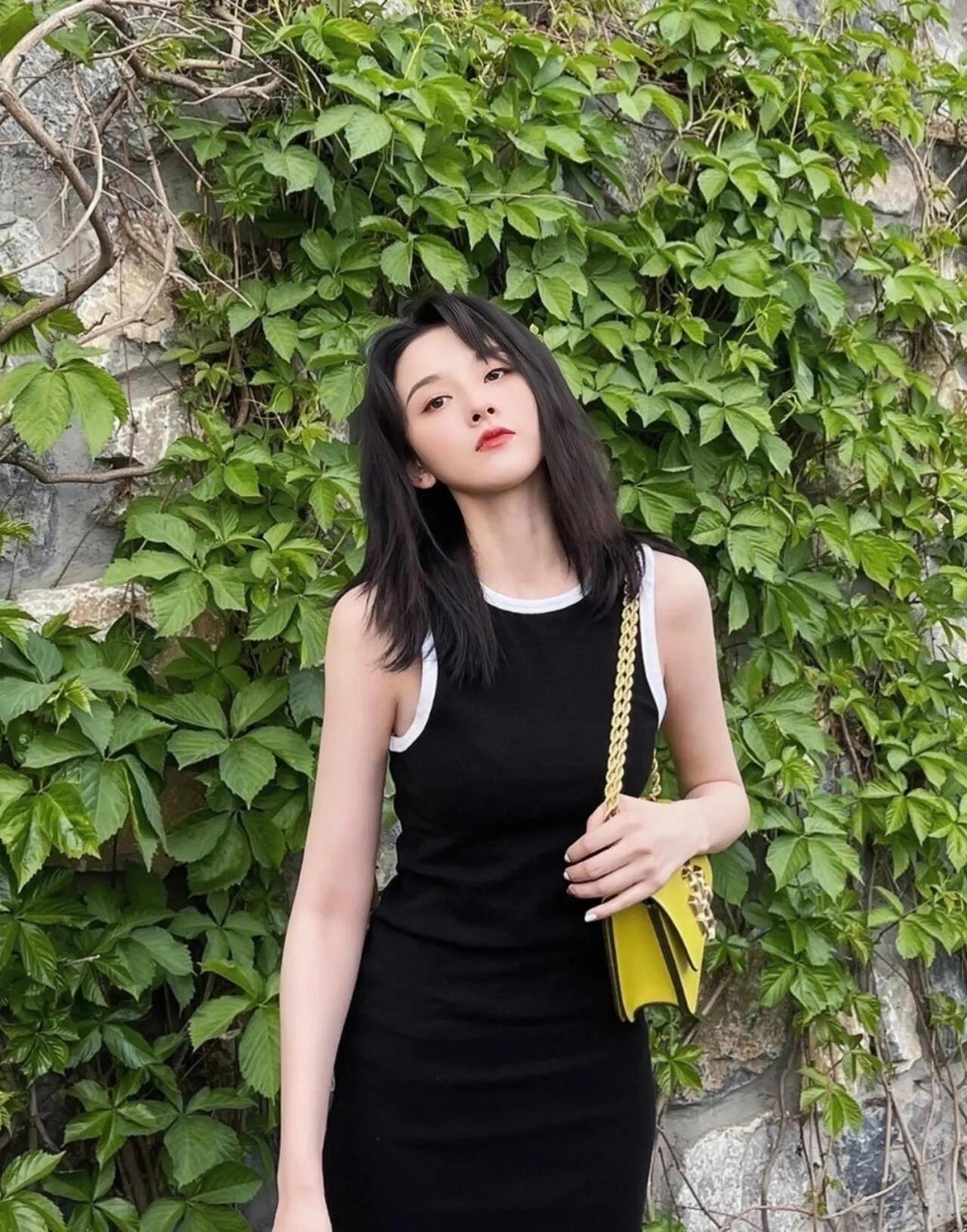 谁懂啊！宋祖儿这“懒人穿搭”也太绝了！
一件黑白撞色无袖小黑裙，搭个亮黄色包包，