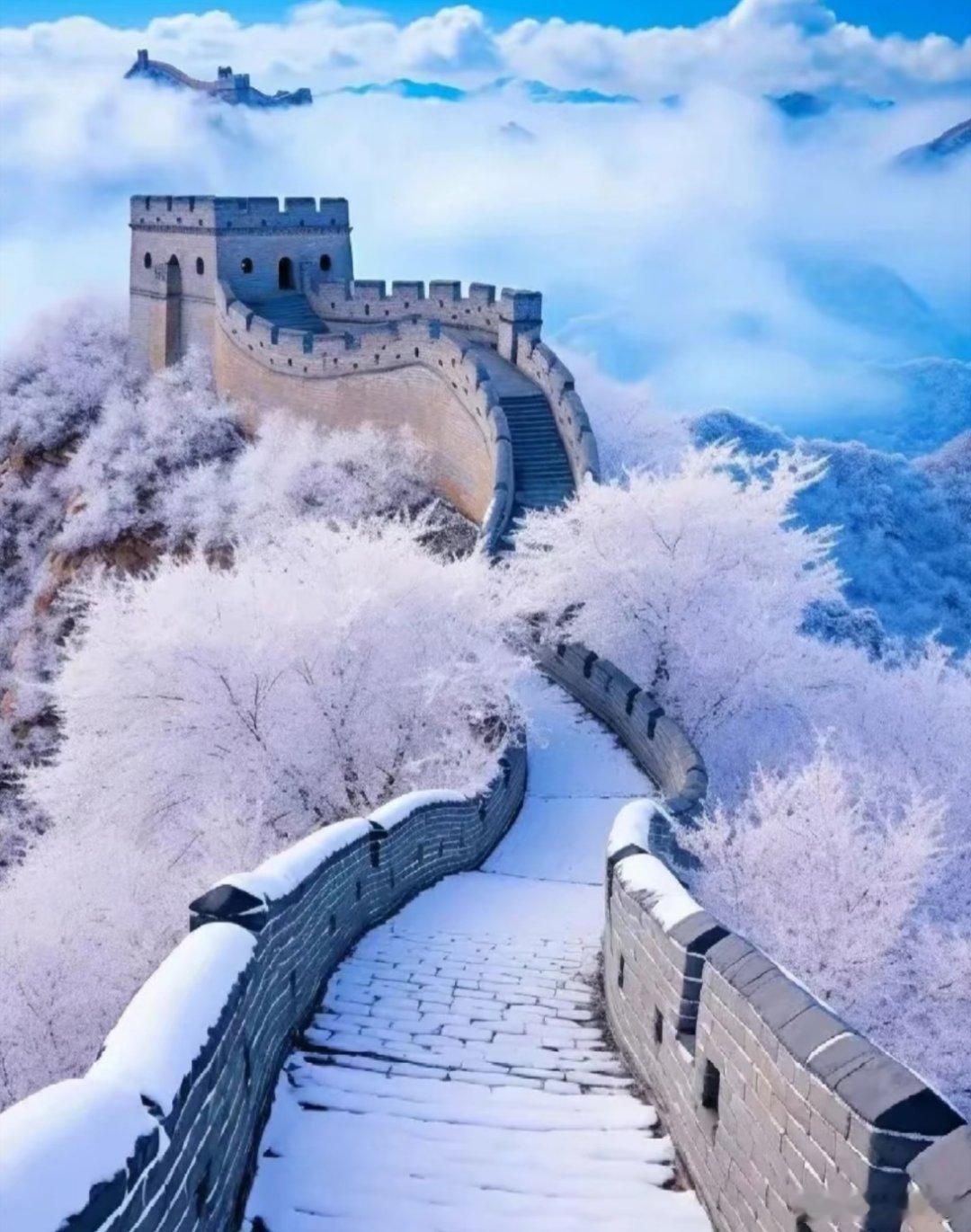 满江红·北京初雪朔雪纷飞，穿城郭、红门素裹。抬望眼、香山堆玉，长城横皓。千里京华