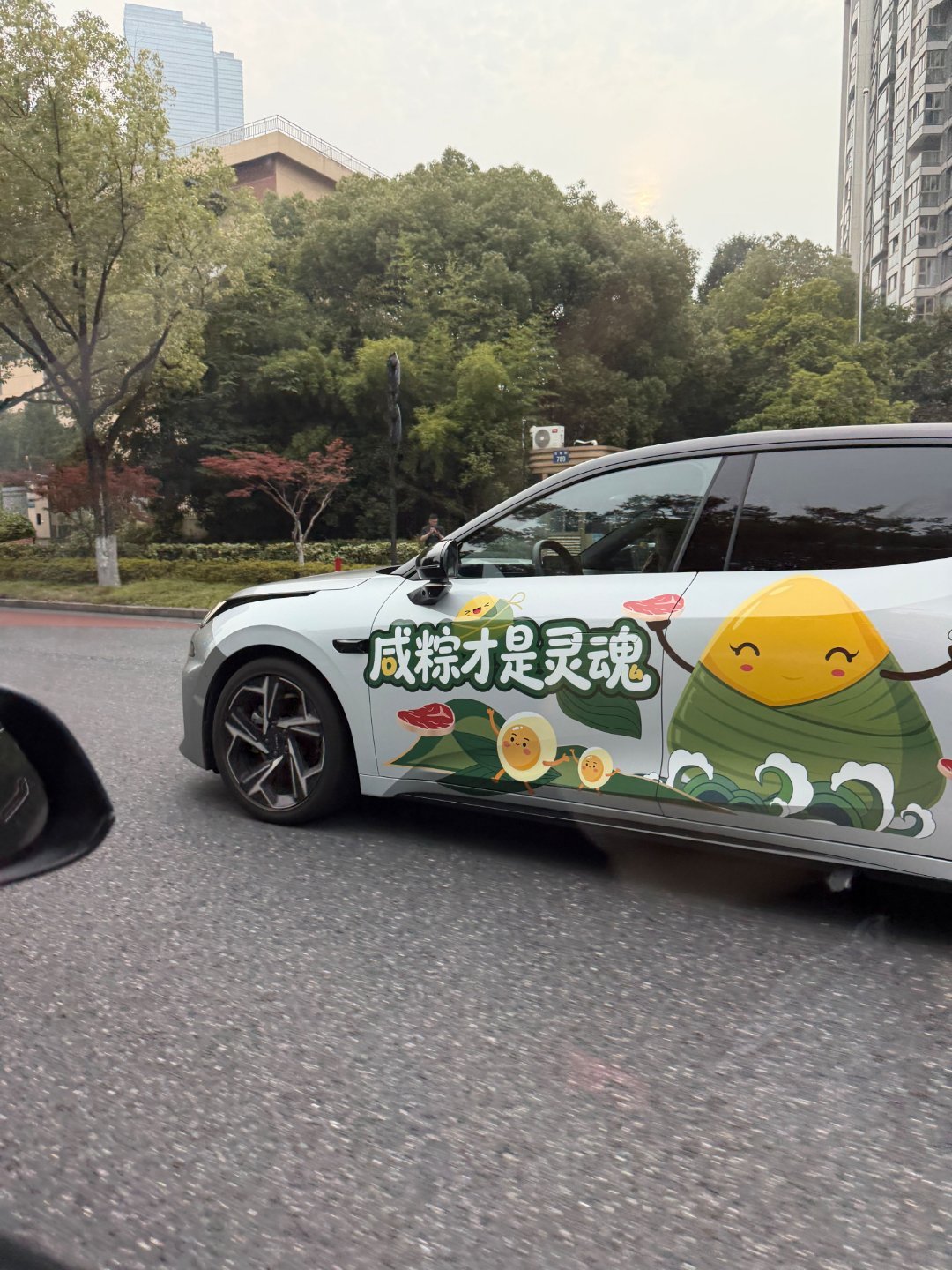 以前非要争个对错，现在年纪大了，觉得甜咸都挺好吃的杭州的端午的仪式感是粽子给的