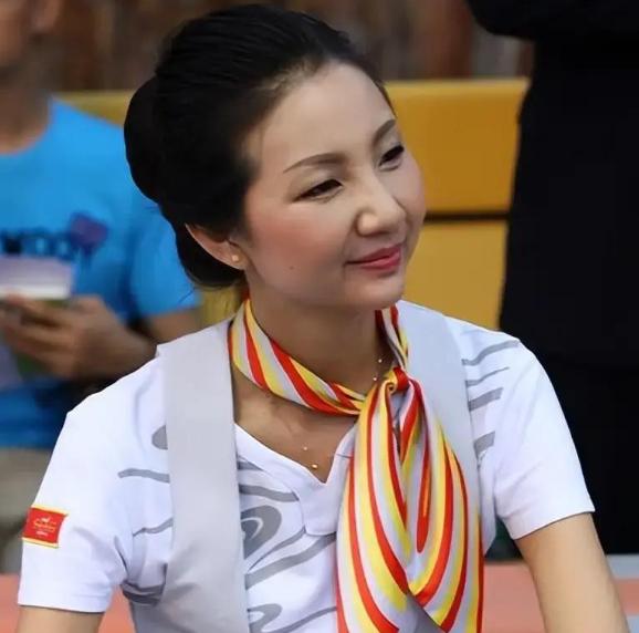 2012 年，一架飞乌鲁木齐的飞机升至 5000 米高空，空姐忽然推着餐车猛地撞