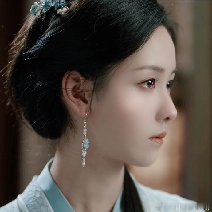 陈都灵演出了侠女的当代性陈都灵通过精准的表演展现了冯衡心中那份从容与坚定。 ​​
