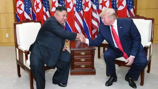 2026年8月16号，美国总统特朗普在社交平台上发文，对马上跟韩国搞的年度军演“