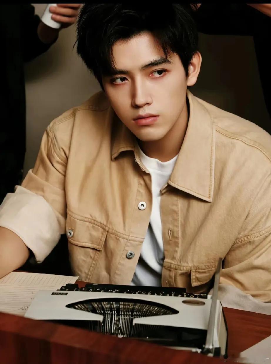 陈飞宇把机场当T台了吧188cm大帅哥气场太绝！陈飞宇最新机场路透曝光，大步流星