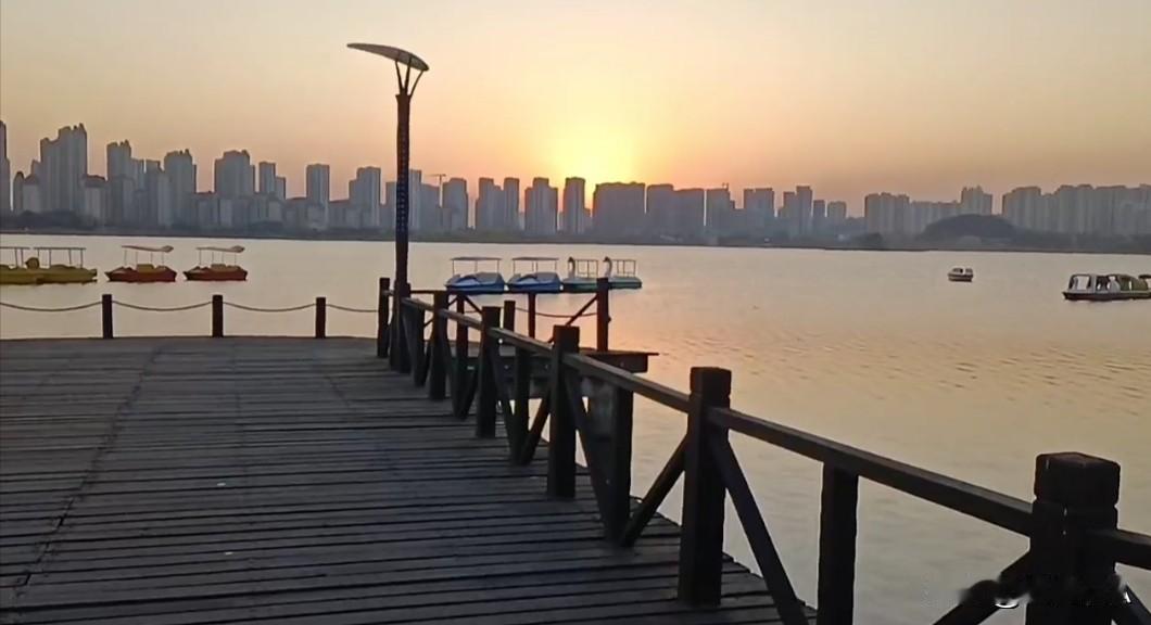 霞光万道铺澜湖，金波映日耀吴都！