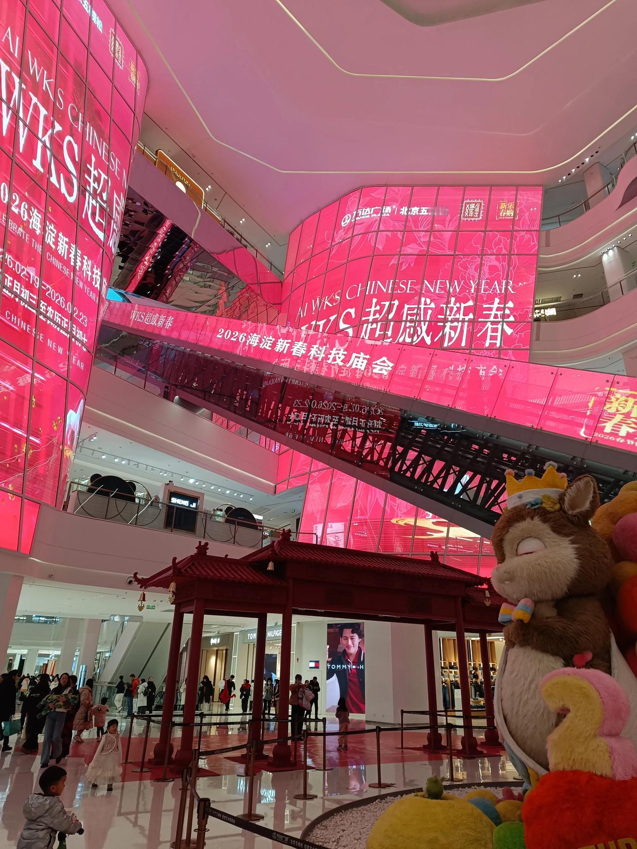 万达广场这电梯真的是太酷了啊，这从一层直接到顶层，还能观光，真的是很不错啊，就是