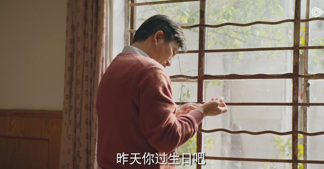 宾馆里，中年男人对清纯的女大学生说：昨天你过生日吧？女孩：我自己也记不清了。男人