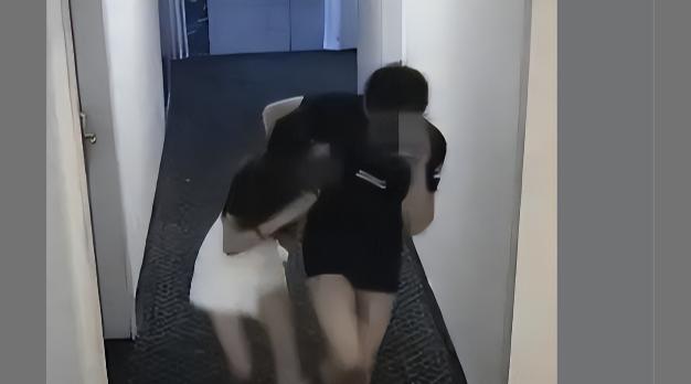 上海，一男子身为高管，每月工资62026元，他带领女下属出差，借着醉酒，让女同事