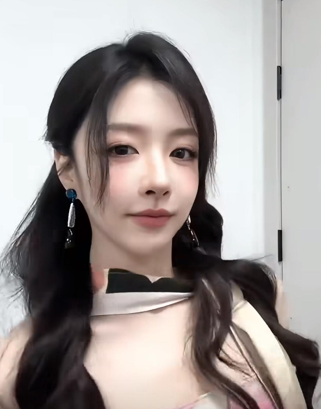 柳柳真的太适合当爱豆了。
又纯又欲，那种清纯里带点不自知的妩媚，放在镜头前就是天