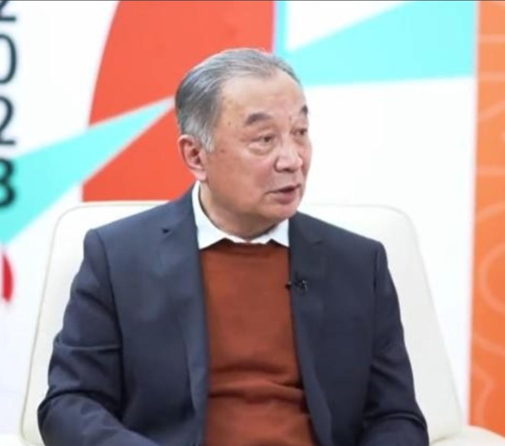 知名学者温铁军直言：如今乡村小学基本都办不下去了。表面上说是县城教育资源更好，本