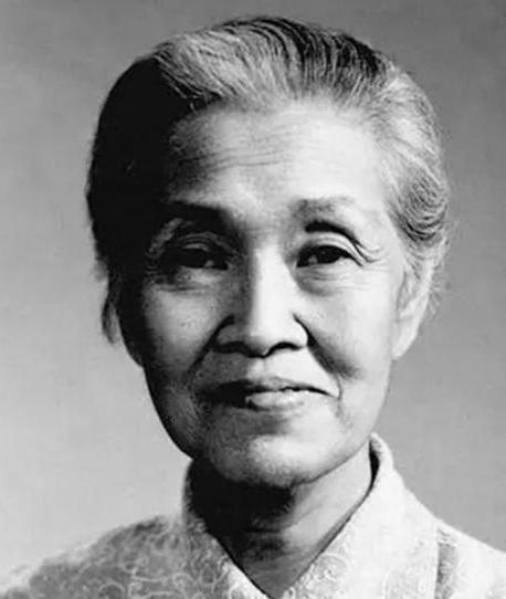 1964年，一位重病孕妇准备上台做手术，怎料，关键时刻林巧稚拦住主刀医生，让这位