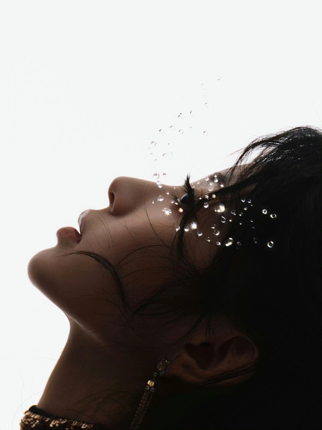 田曦薇金色流苏裙出镜~造型团队和摄影团队审美都非常在线，出图很有水准！腾讯视频星