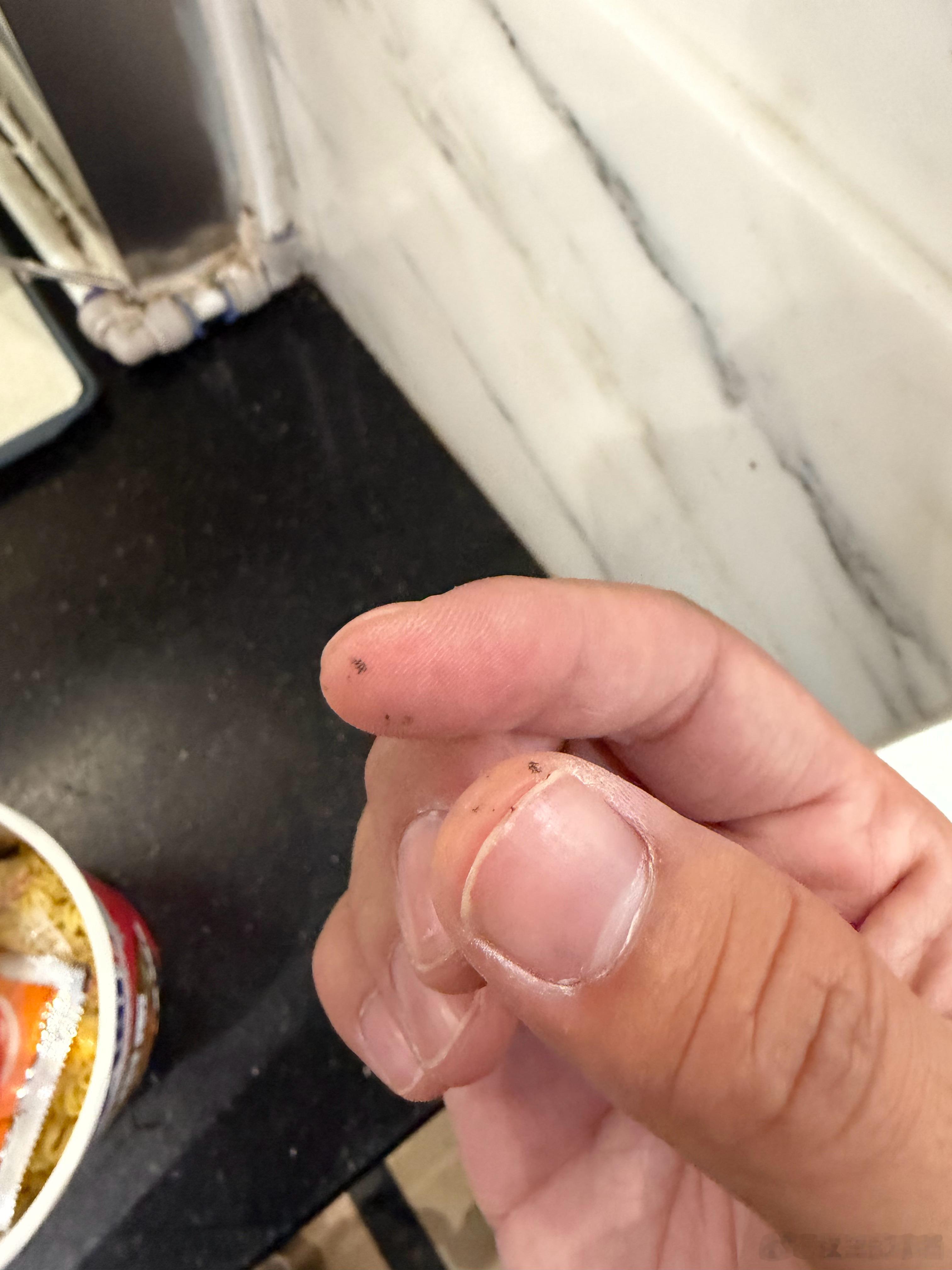真服了 又在首都T3国航休息室开出奖来了今麦郎弹面叉子上黑乎乎的也不知道是啥摸手