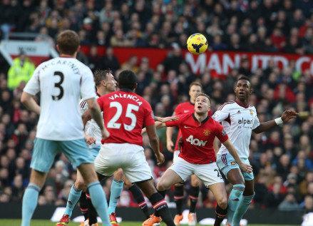 【英超-鲁尼助攻黑贝传射 新秀破门曼联半场2-0领先】北京时间12月21日，20