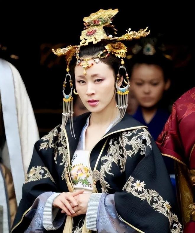 靖江王府的王妃们，生活被《大明会典》嵌套成密不透风的规则牢笼。每日寅时必须依礼梳