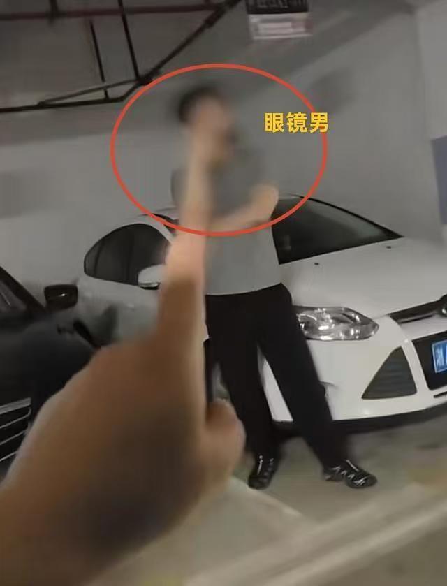 看看彭女士找来的眼镜男，他戴着眼镜，皮肤白皙，他上身灰色T恤，搭配黑色长裤，皮鞋