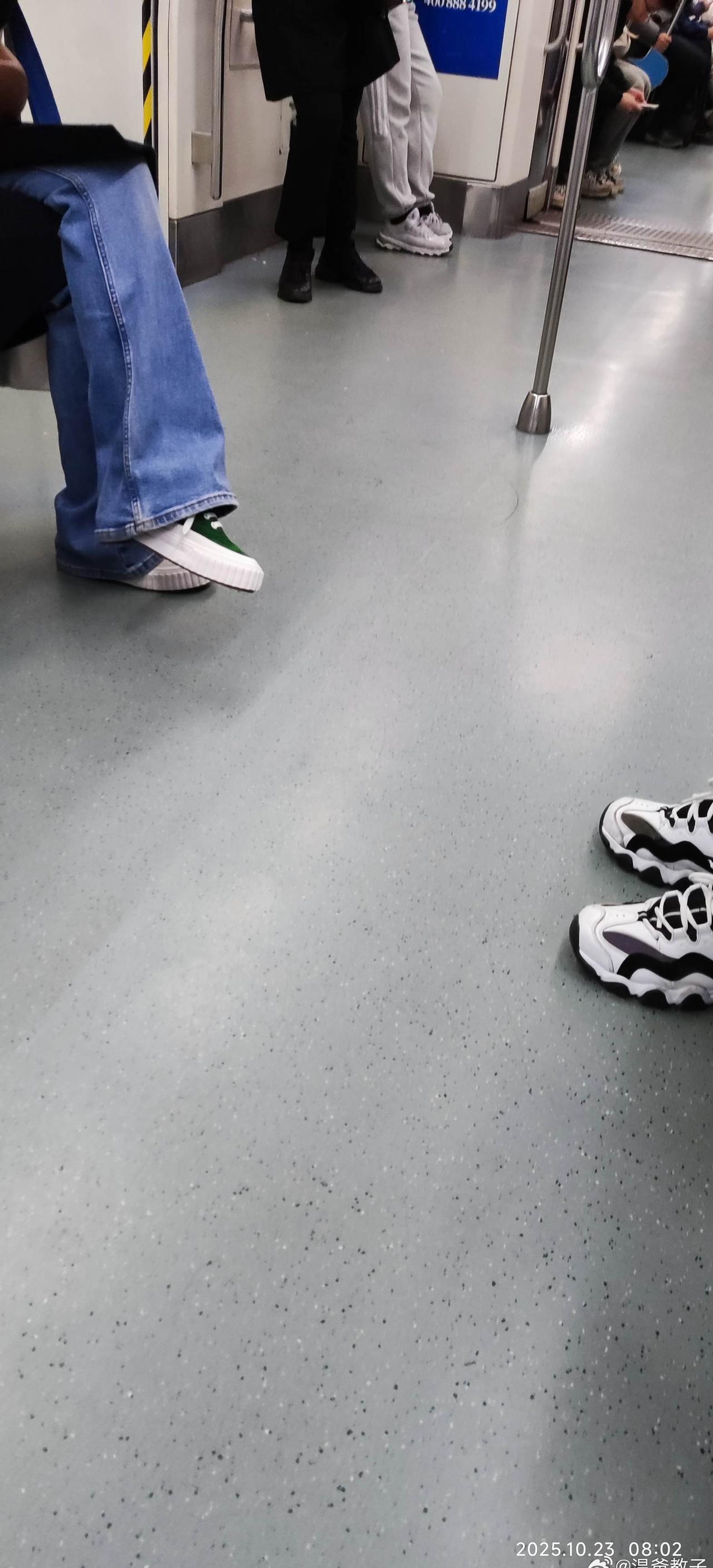 此时此刻，北京地铁十号线这么空。莲花桥站。