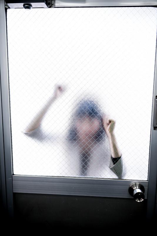 近日，宁夏贺兰一女子中午进阳台隔间整理杂物时，一阵风将门吹上，自锁装置启动，将她