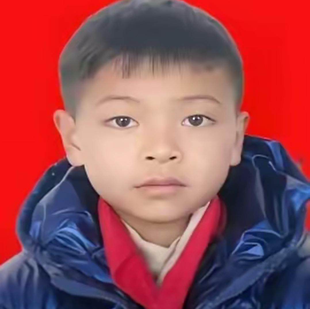 谁敢信？在云南文山，托起瘫痪父亲生命希望的，竟然是一个连大勺都拿不稳的4岁娃！