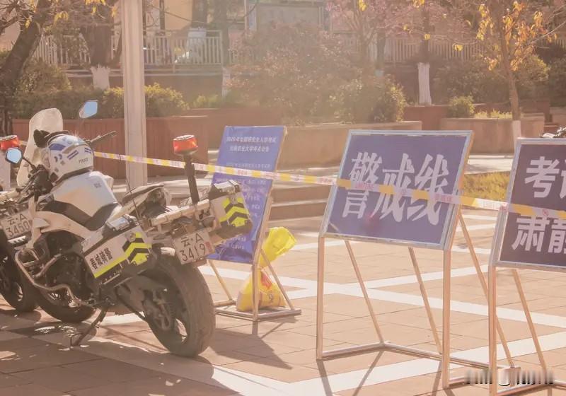 举报期末统考的家长们，你们赢了。然后呢？

2026年6月，期末考试倒计时，校历