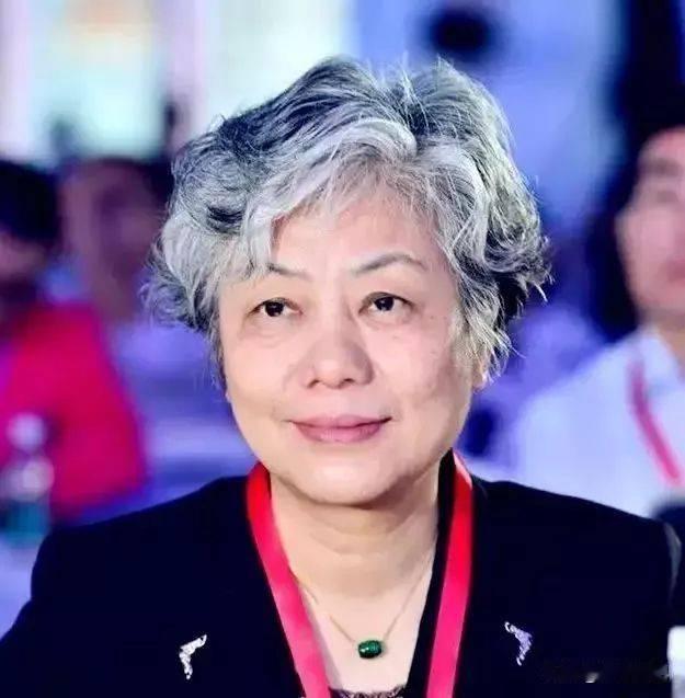 李玫瑾教授说：
“无论你跟谁发生冲突，
你都要记住：
以三到五句话为基准，
不要