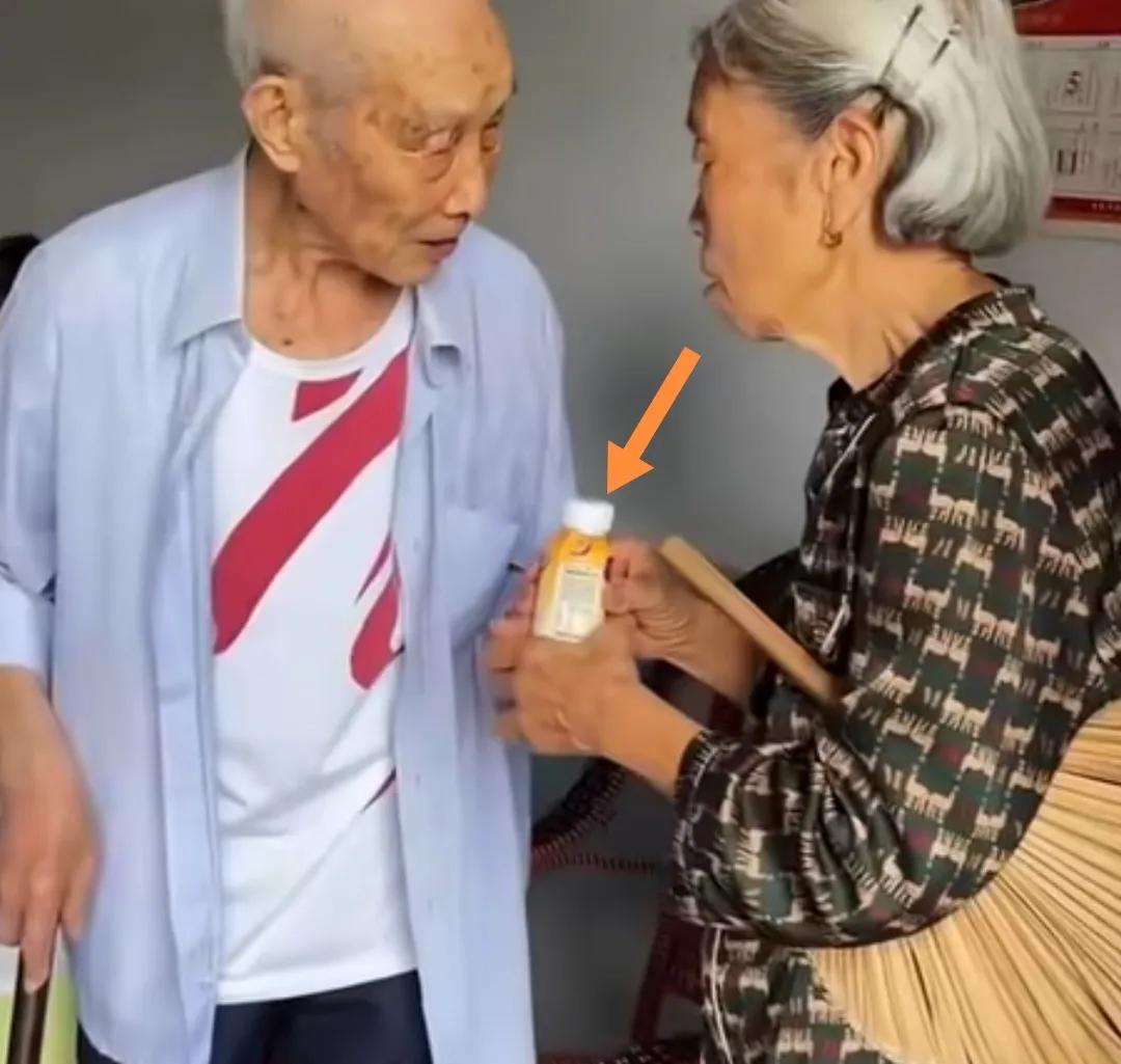 106岁父亲送给84岁女儿爱喝的饮料。