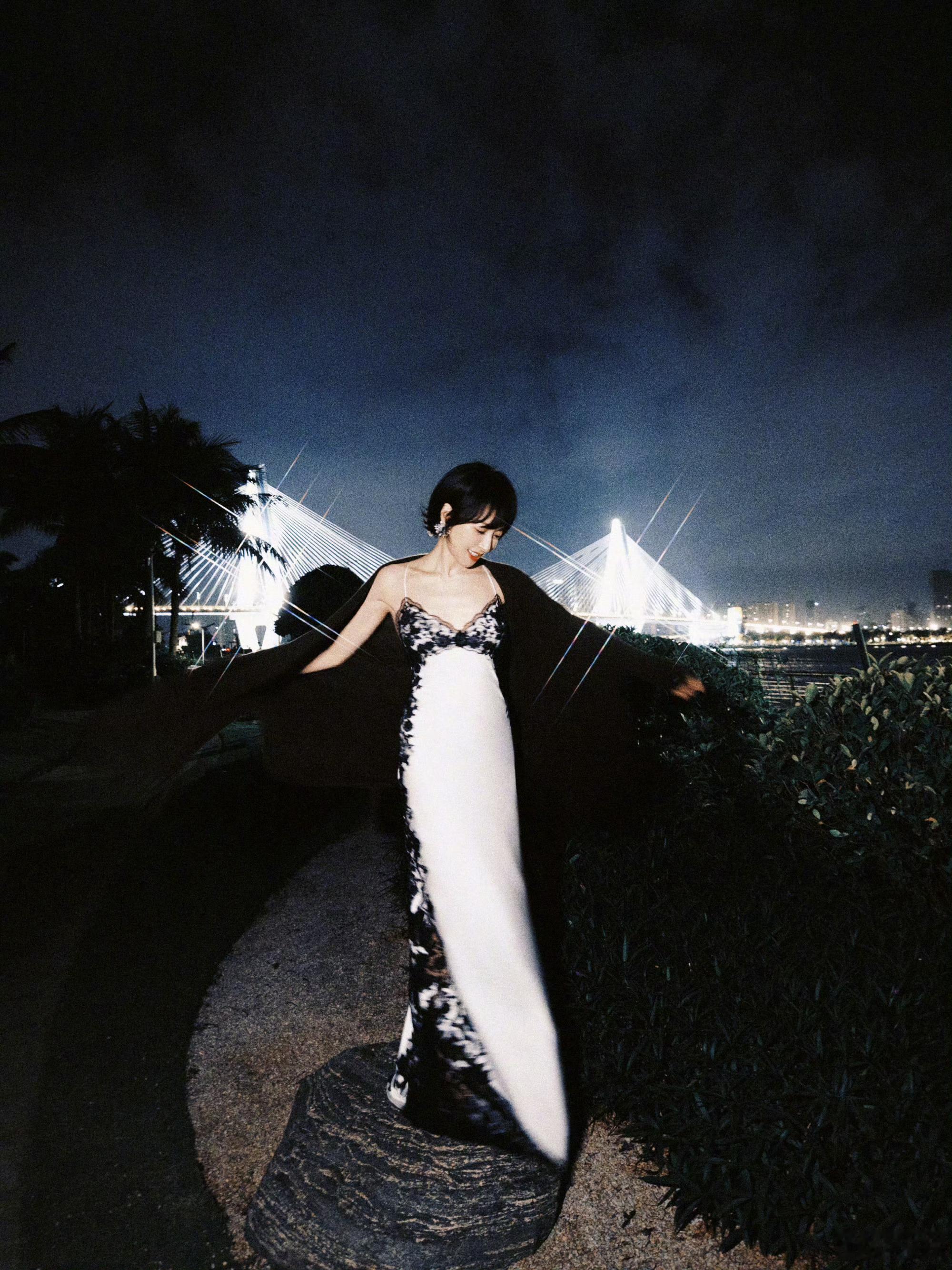 困困的宋茜到儿童公园玩了哟！宋西西小朋友下次可否把我也带上