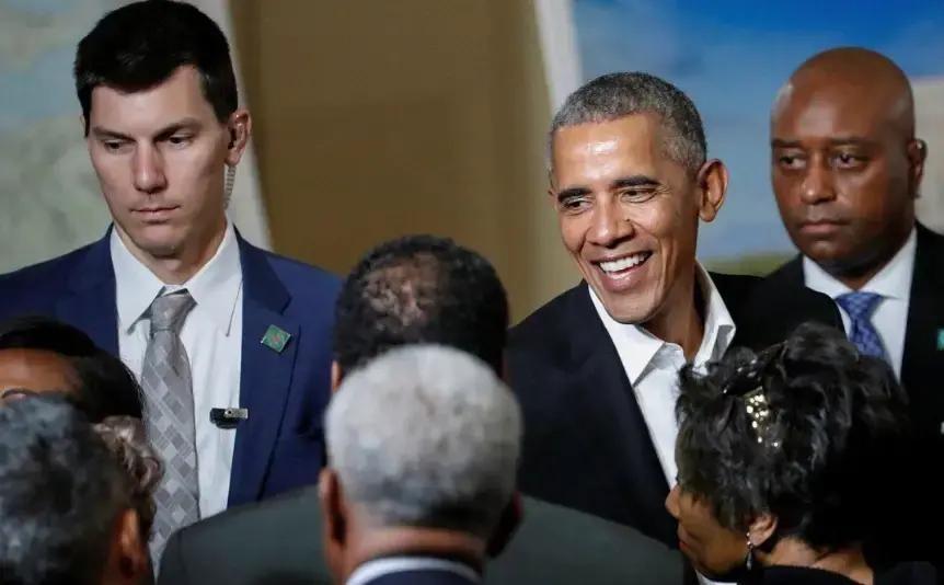 当黑人选民看到，奥巴马越老越白的时候，产生了强烈的被背叛感！
奥巴马越老越“白”